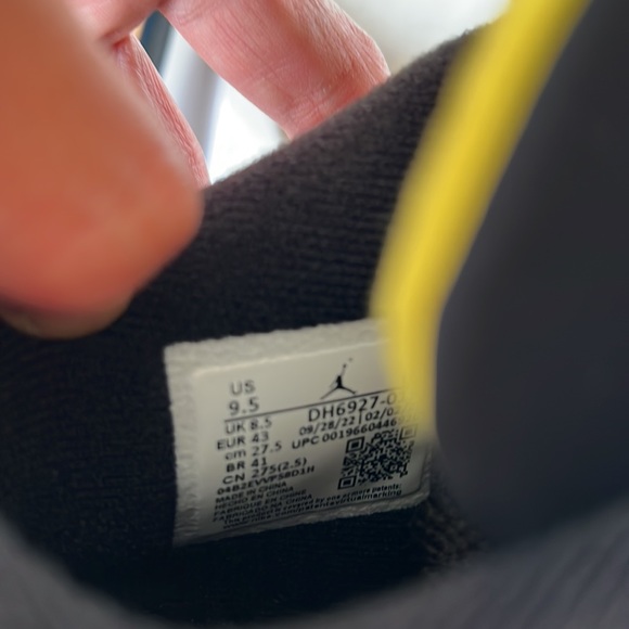 Air Jordan Retro 4 Thunder 2023 - Picture 3 of 7